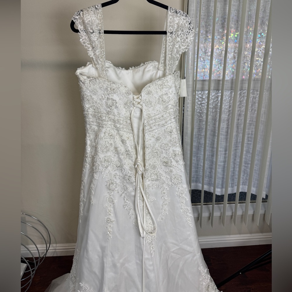 NWT Maggie Sottero Haute Couture bridal gown, Size 16, beaded lace wedding dress - Picture 10 of 15